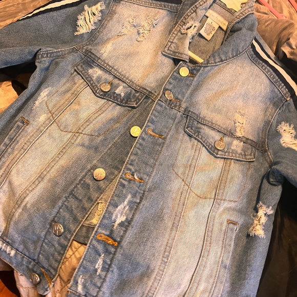 Jean jacket - Picture 7 of 9
